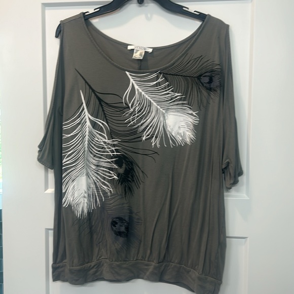 ๐ Venus brand size medium cold shoulder top - Picture 6 of 8
